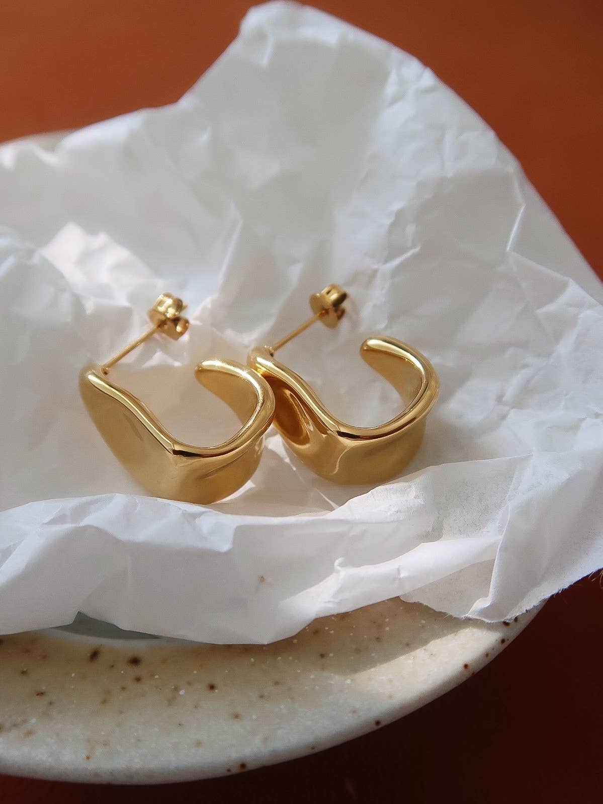 18K Gold Non-Tarnish Sculpted Hoop Earrings