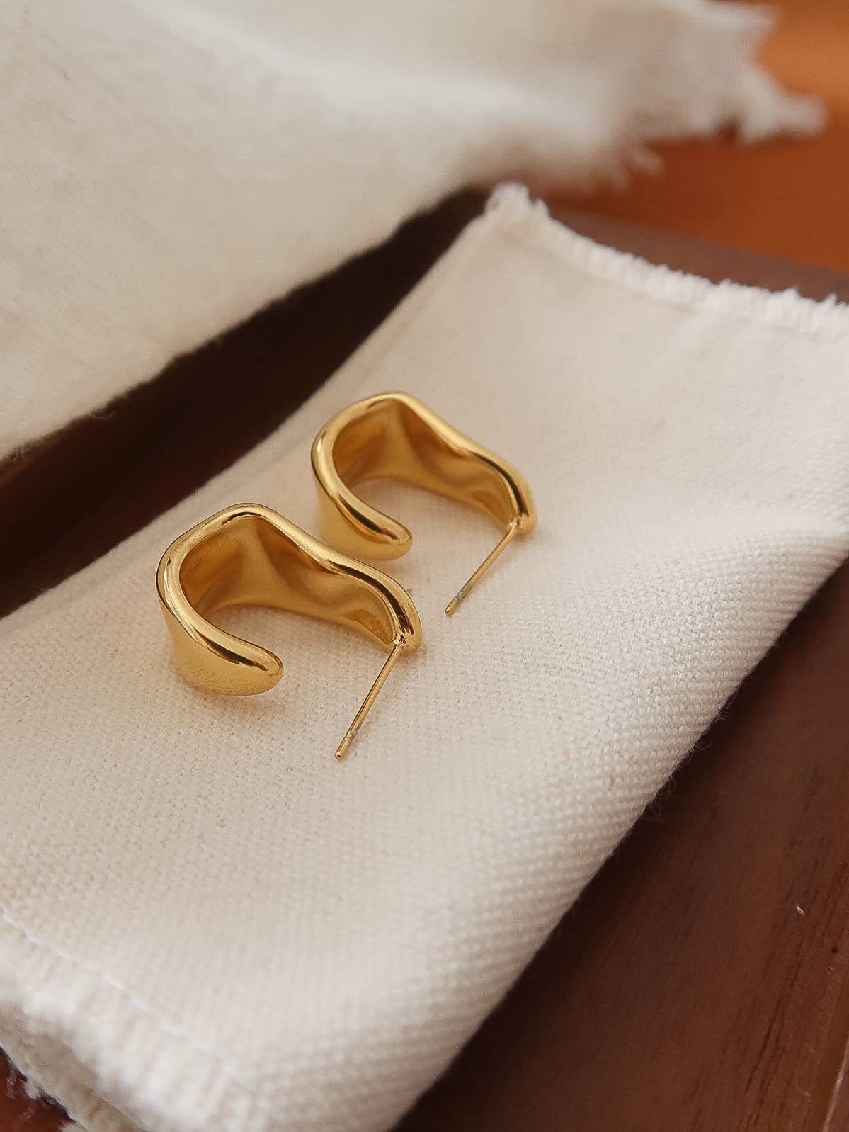 18K Gold Non-Tarnish Sculpted Hoop Earrings