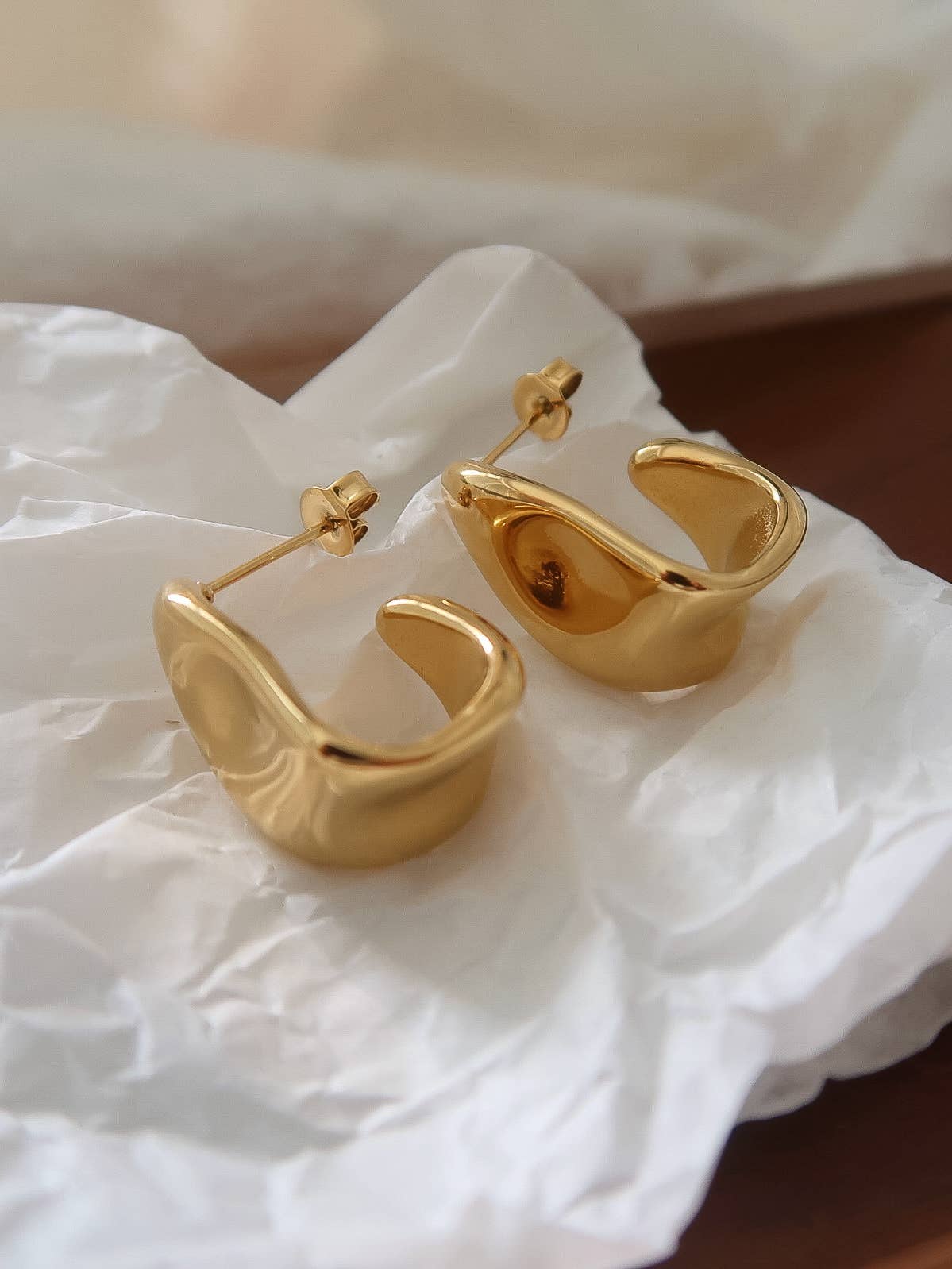 18K Gold Non-Tarnish Sculpted Hoop Earrings
