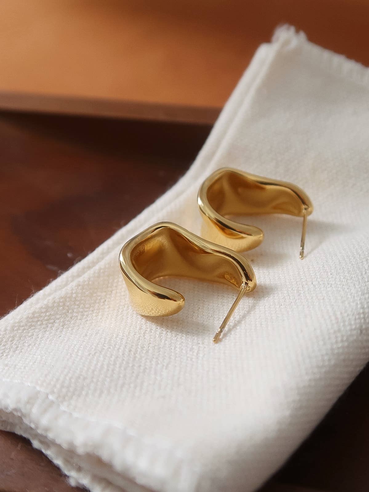 18K Gold Non-Tarnish Sculpted Hoop Earrings