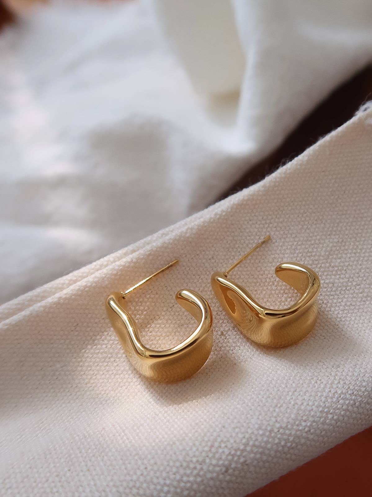 18K Gold Non-Tarnish Sculpted Hoop Earrings